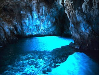 Visite en petit groupe de la grotte bleue et des grottes côtières